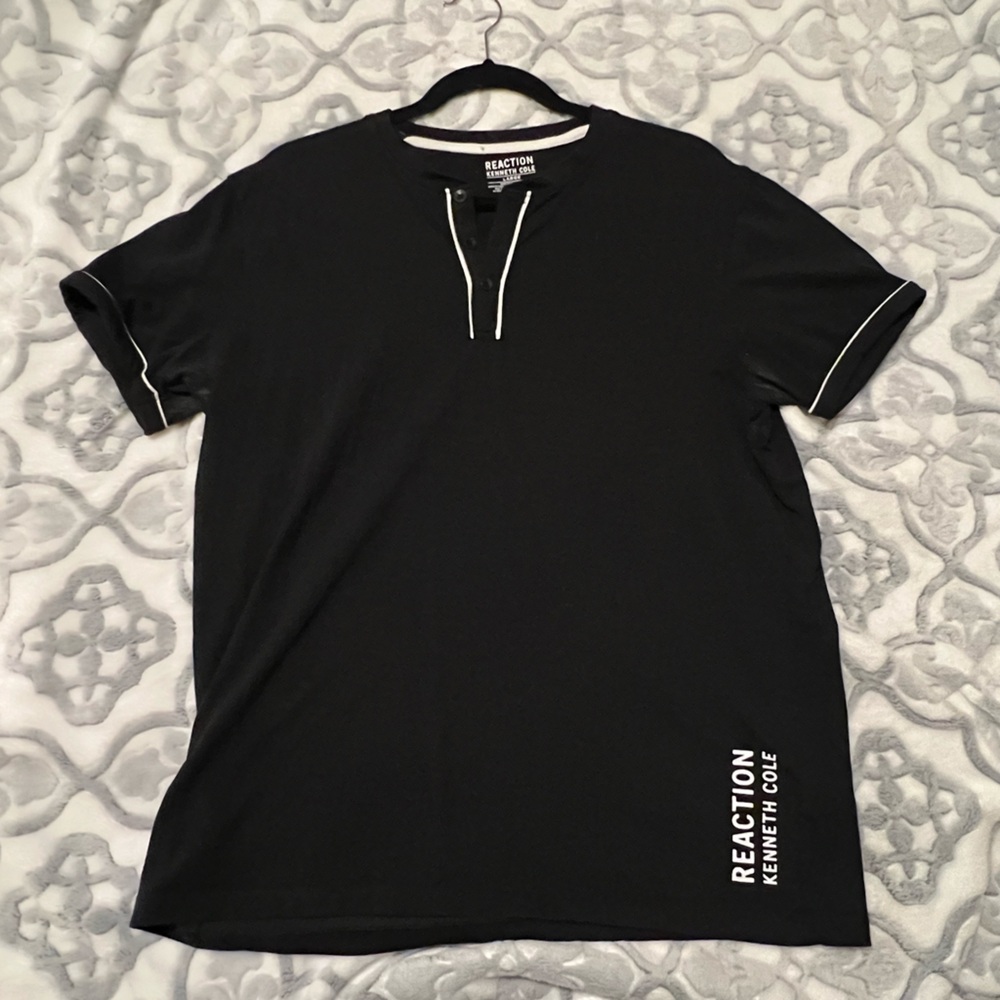 Large l, Kenneth Cole 3 Button Men’s Tshirt